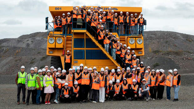 В Кузбассе на угольном разрезе прошло посвящение первокурсников в горняки