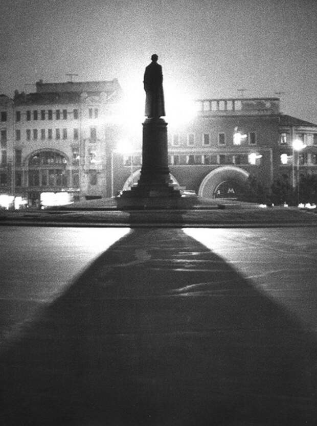 Памятник государственному и политическому деятелю СССР в Москве.