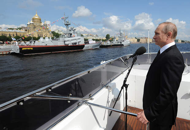 Президент России Владимир Путин на катере "Серафим Саровский" во время обхода строя боевых кораблей 