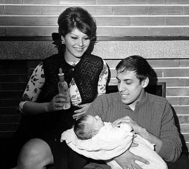 Адриано Челентано и Клаудиа Мори с дочерью Розалиндой, 1968 год. история, люди, события