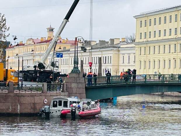 В Петербурге прошел обыск в компании, автобус которой упал в Мойку