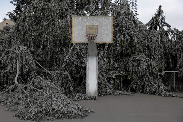 Баскетбольная площадка покрыта вулканическим пеплом в Талисае