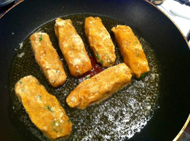 Рыбные палочки на сковороде. Рыбные палочки. Рыбные палочки жареные на сковороде. Жареная рыба на палочке. Рыбные палочки в духовке замороженные.