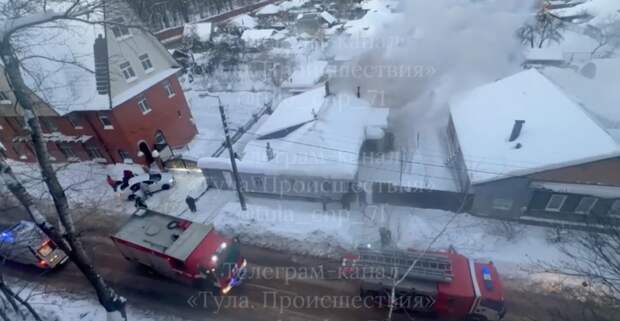 Частный дом загорелся на улице Кауля в Туле