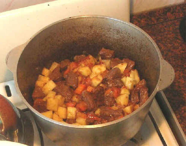 рис.6/Опускаем картофель, добавляем томат-пасту, перемешиваем и заливаем воду