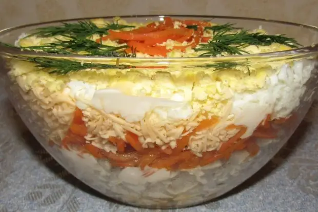 Слоеный салат с корейской морковью и копченой курицей