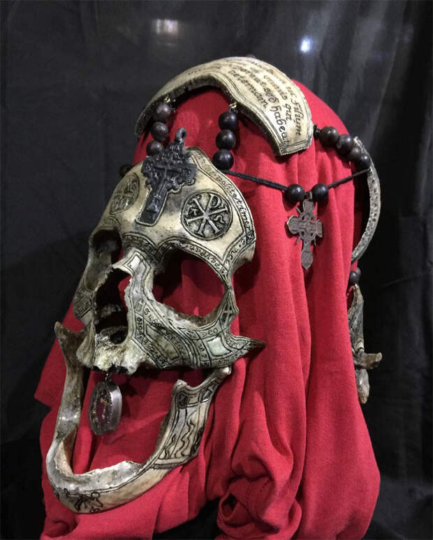 Резьба по кости: художник работает с настоящими человеческими черепами резьба по кости, черепа