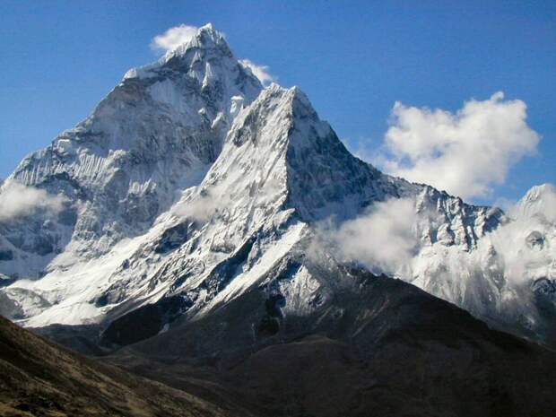 Самой высокой точкой планеты Земля является гора Эверест. Её высота составляет 8848 метров.