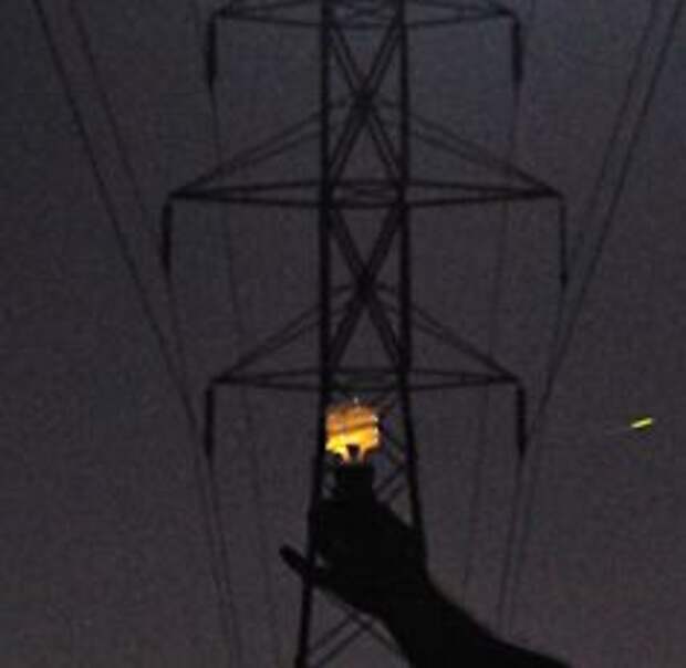 свечение лампы под лэп. пожар картинки. под высоковольтными линиями. вл 110 кв. лампа дневного света под лэп.