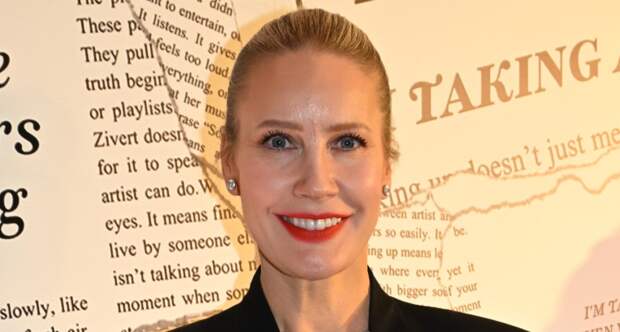 Ведущая Елена Летучая снялась в халате без белья