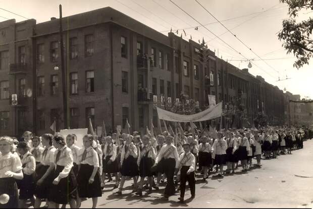 Сталино. Пионеры на первомайской демонстрации 1951 года https://t.me/webmoney_dn/313295