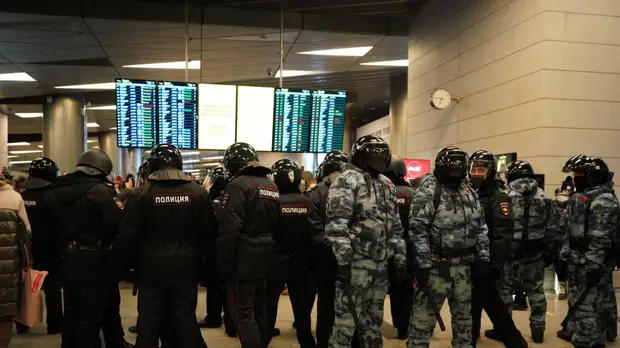 Самолёт с Навальным приземлился в Шереметьеве