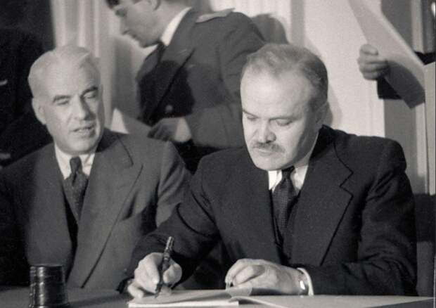 Молотов подписал постановление, согласно которому продолжить обучение в восьмом, девятом и десятом классах можно было после внесения платы за год / Фото: ok.ru Молотов подписал постановление, согласно которому продолжить обучение в восьмом, девятом и десятом классах можно было после внесения платы за год / Фото: ok.ru