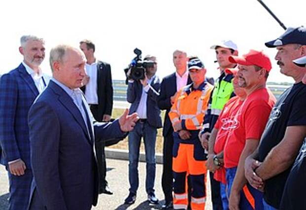 Владимир Путин кратко беседовал с рабочими АО «ВАД».