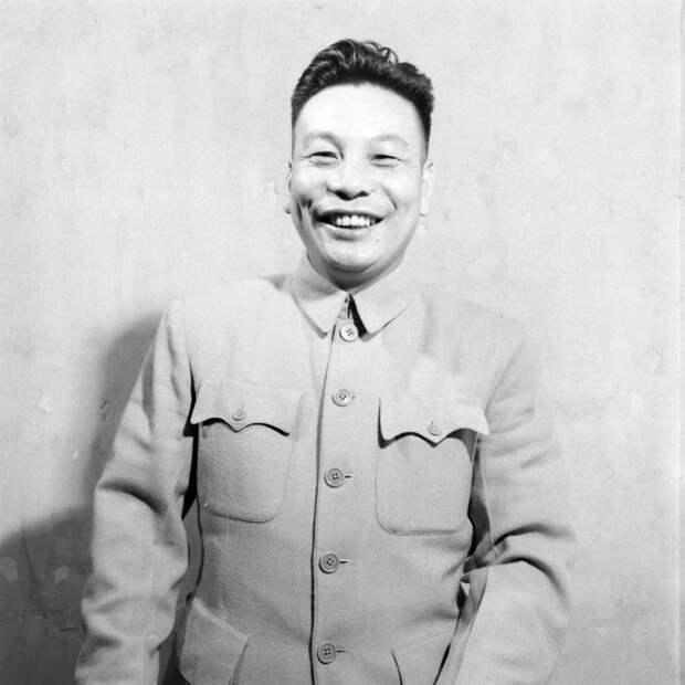 В XX веке и китайцы, и советские граждане улыбались редко, а Цзян дружелюбно и уверенно улыбается на всех фото, и это было его фишкой./Фото: lh6.ggpht.com