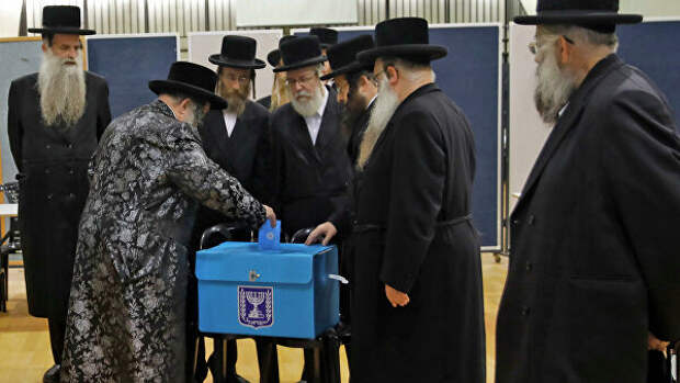 Раввины на избирательном участке во время парламентских выборов в Израиле. 17 сентября 2019 