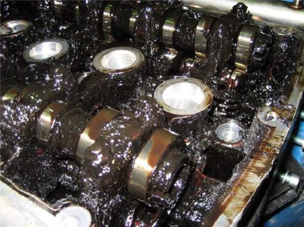 Масло в двигателе нуждается в срочной замене/ Фото: motoresurs.ru