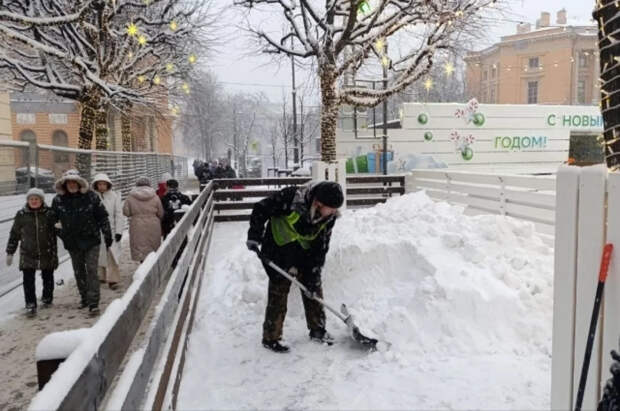 Юрист Виноградов рассказал, куда обращаться, если у дома не убирают снег