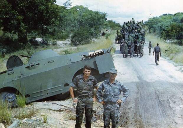 Советские военные советники на «дороге смерти» между городами Менонге и Куито. Ангола, 1988 год