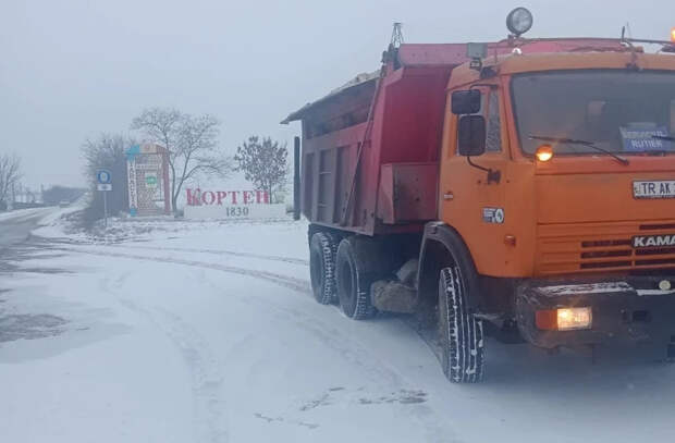 Осторожно, гололед! Дорожники работают на национальных трассах