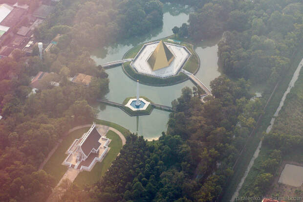 Храм Wat Dhammakaya и миллион золотых статуэток
