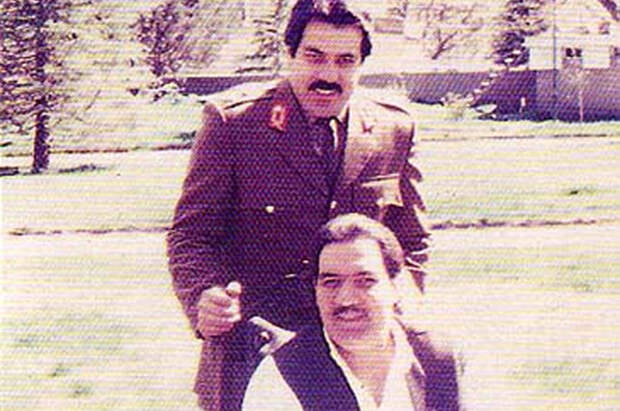 Мохаммад Наджибулла (сидит) со своим братом генералом Шахпуром Ахмадзаем