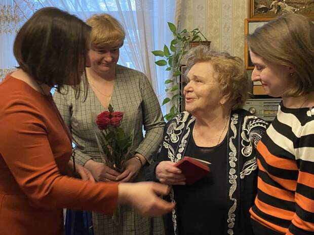 Шесть ветеранов из Северного получили на дому медали к 75-й годовщине Великой Победы Фото: управа района Северный