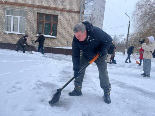 Илья Беспалов и тысячи туляков вышли на уборку снега