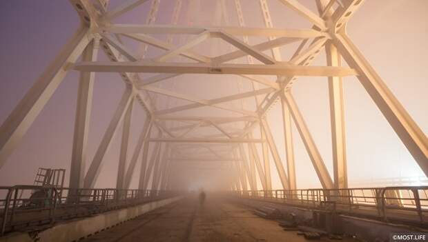 Туман на железнодорожной арке Крымского моста. Архивное фото