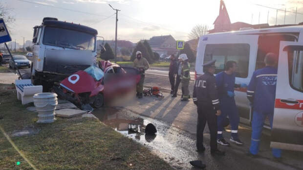 Водитель такси погиб от столкновения с МАЗом в Евпатории