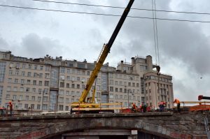 Благоустройство начали на Большом Каменном мосту. Фото: Анна Быкова