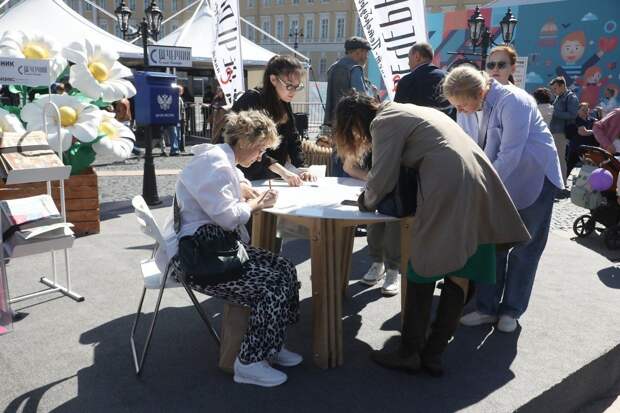 «Стоит посетить всем»: петербуржцы поделились впечатлениями о Книжном салоне