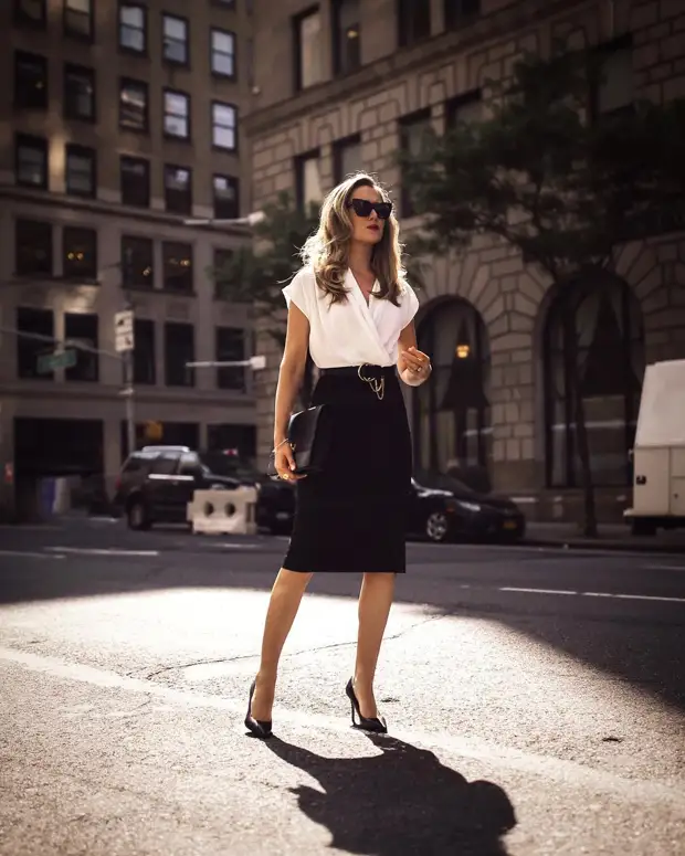 С чем стильно носить черную юбку летом: 17 практичных вариантов