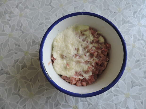 Добавить к мясу, перемешать еда, котлеты, своими руками, сделай сам