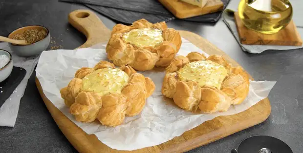 Цветы из слоеного теста - быстрая и красивая выпечка с начинкой (4 рецепта)