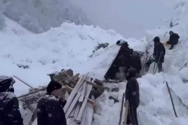 В Дагестане местные жители спасли попавших под лавину мать и ребенка