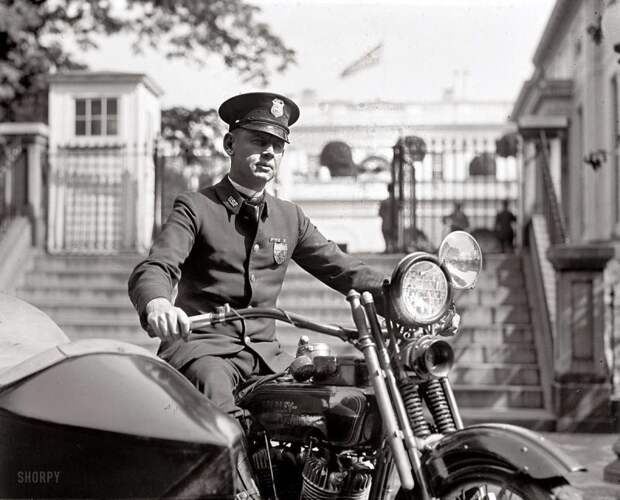 Полицейский на мотоцикле с коляской у ворот Белого дома (Вашингтон, 1922 год) авто, мото, мотоцикл, мотоциклы, олдтаймер, ретро техника, ретро фото, фото