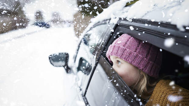 Россиянам рассказали, как безопасно путешествовать на авто с детьми зимой