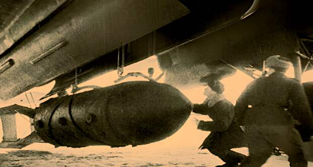 СССР долго тянули с его применением, но все-таки решили сбросить 5-тонную супербомбу на немца. Эффект от гиганта почувствовался сразу же