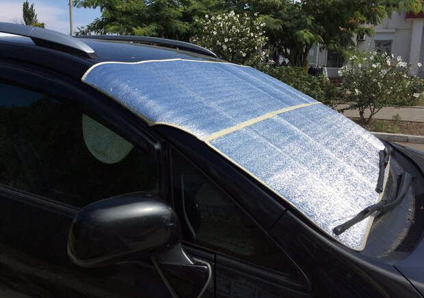 Внутри или снаружи: как правильно использовать солнцезащитный экран для автомобиля