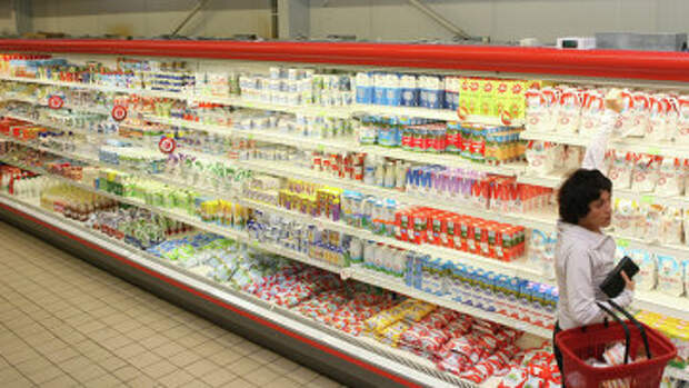 Молочные продукты в супермаркете. Архивное фото