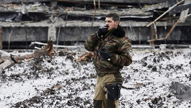 Ополченец ДНР с позывным Гиви в аэропорту города Донецка