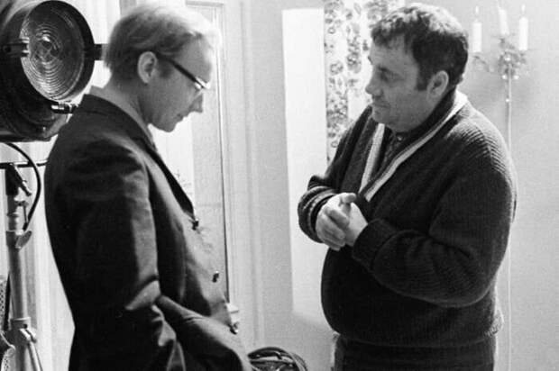 Андрей Мягков и Эльдар Рязанов на съёмках "Служебного романа" Андрей Мягков и Эльдар Рязанов на съёмках "Служебного романа"