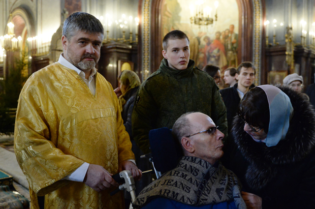 Анатолий Романов в храме Христа Спасителя, где представлены Дары волхвов, впервые привезенные в Москву из монастыря Св.Павла на горе Афон. 2014 г.