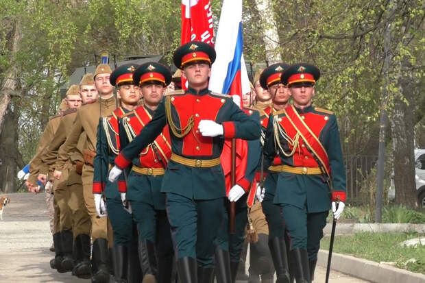 Военнослужащие ЦВО провели мини - парад у дома трех фронтовиков  в Ульяновской области