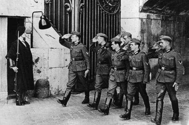 Солдаты Вермахта и часовой папской гвардии в 1942 году
