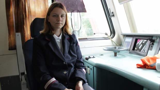 Мечтавшая работать в РЖД девушка из Петербурга стала помощником машиниста поезда