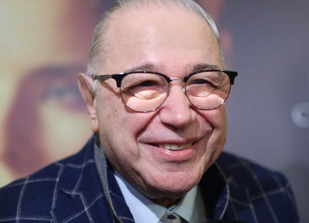 «А доча где?»: в Сети обсуждают новое фото семьи Петросяна