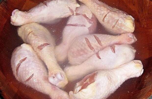 Проточная вода, смесь воды и уксуса и еще 3 варианта правильной разморозки мяса