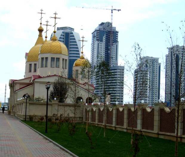 В чечне есть православные храмы. Храм Михаила Архангела (Грозный). Церковь Архангела Михаила в Грозном. Церковь Михаила Архангела Чечня. Православный храм Михаила Архистратига Грозный.